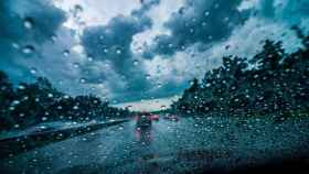 Lluvia en una carretera: Semana Santa acabará con un cambio de tiempo en Cataluña / EP