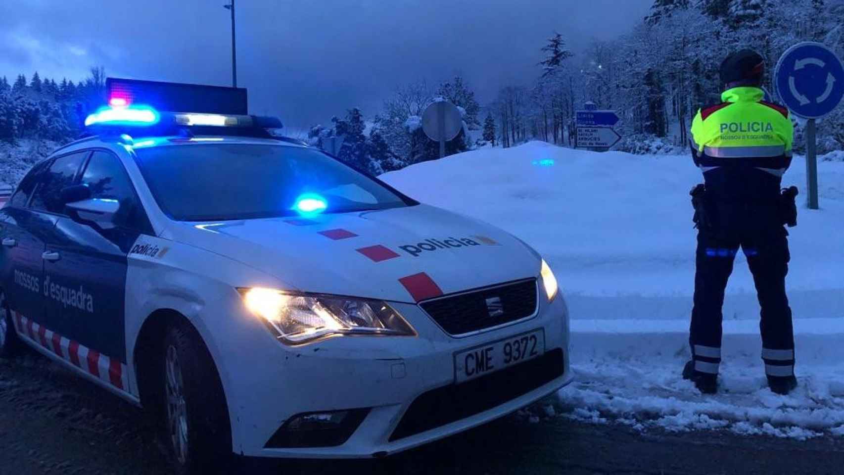 Un control de los Mossos vigila que nadie se salte el confinamiento municipal / MOSSOS