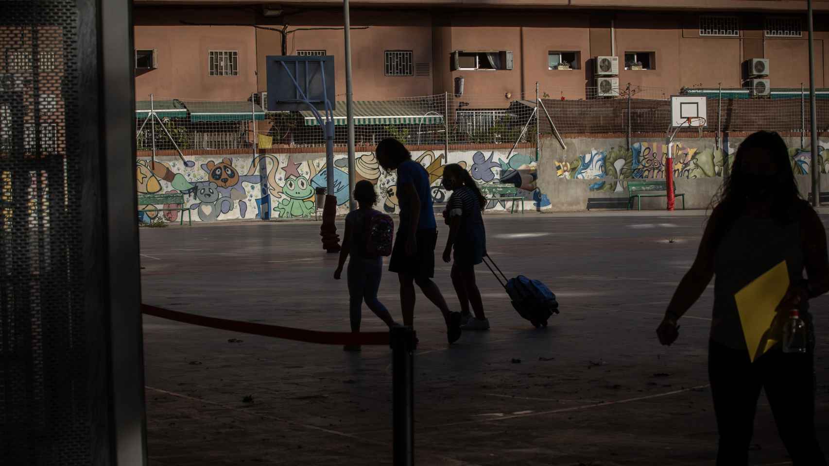 Alumnos en la puerta de una de las escuelas catalanas / DAVID ZORRAKINO (EUROPAPRESS)