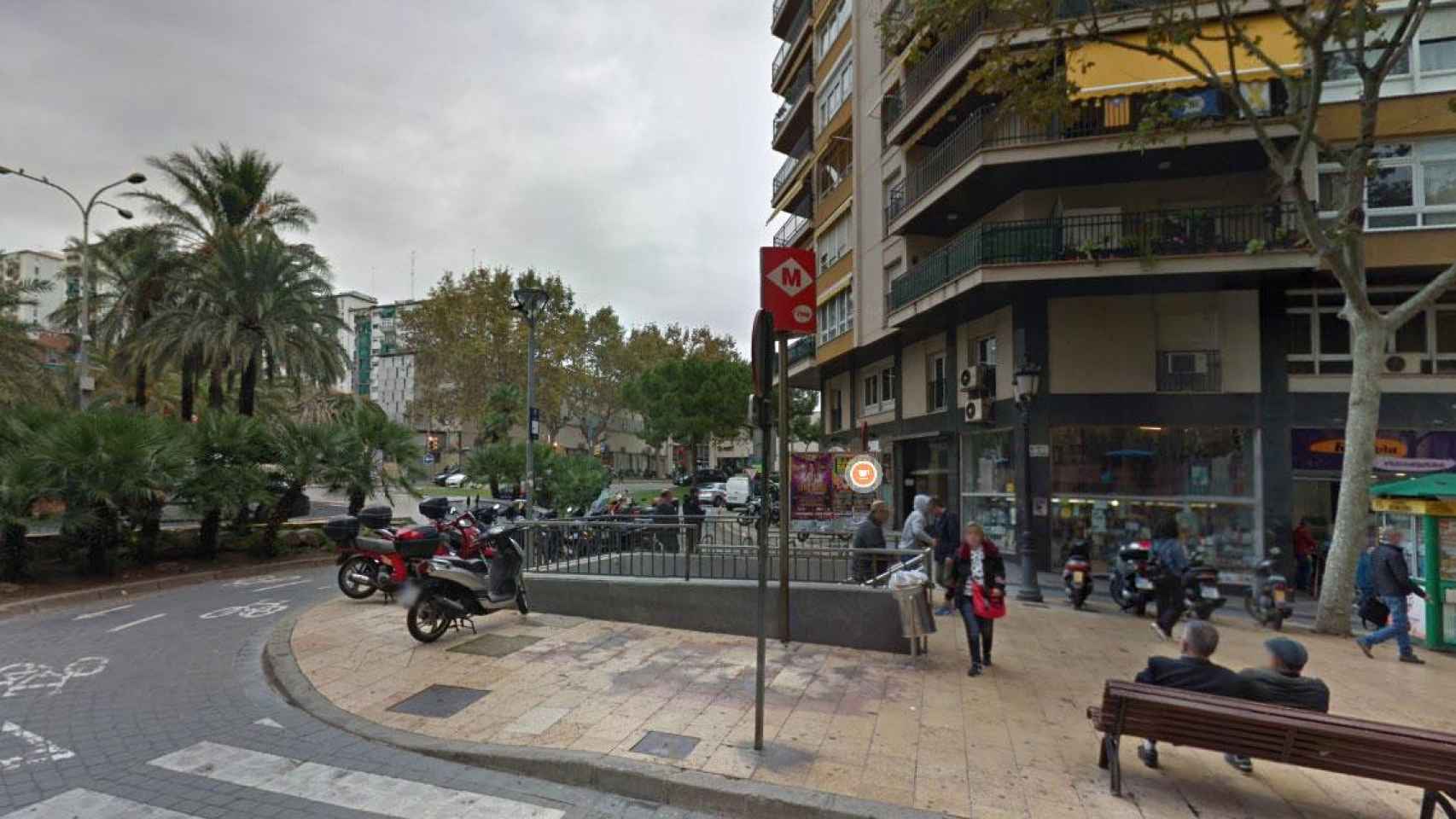 Salida de metro de Rambla Just Oliveras, en L'Hospitalet, donde habrían apuñalado al joven en una mano / GOOGLE MAPS