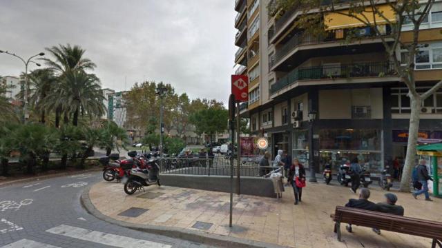 Salida de metro de Rambla Just Oliveras, en L'Hospitalet, donde habrían apuñalado al joven en una mano / GOOGLE MAPS