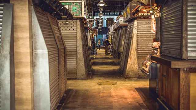 El mercado de la Boqueria con tiendas cerradas / EP