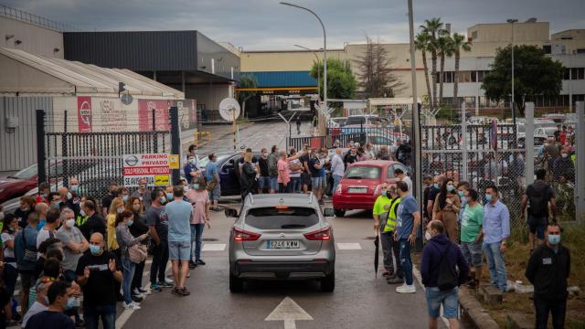 El inicio de la marcha lenta de los trabajadores de Nissan en las instalaciones de la Zona Franca de Barcelona / EP
