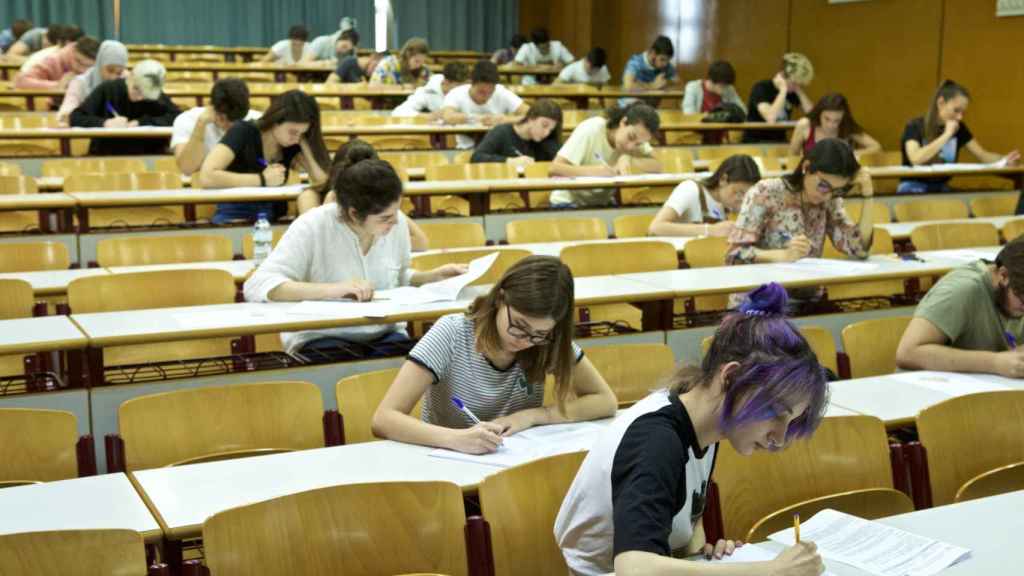 Alumnos que se examinan de la selectividad, que a partir de hoy ya pueden consultar las notas de corte en Cataluña / EUROPA PRESS