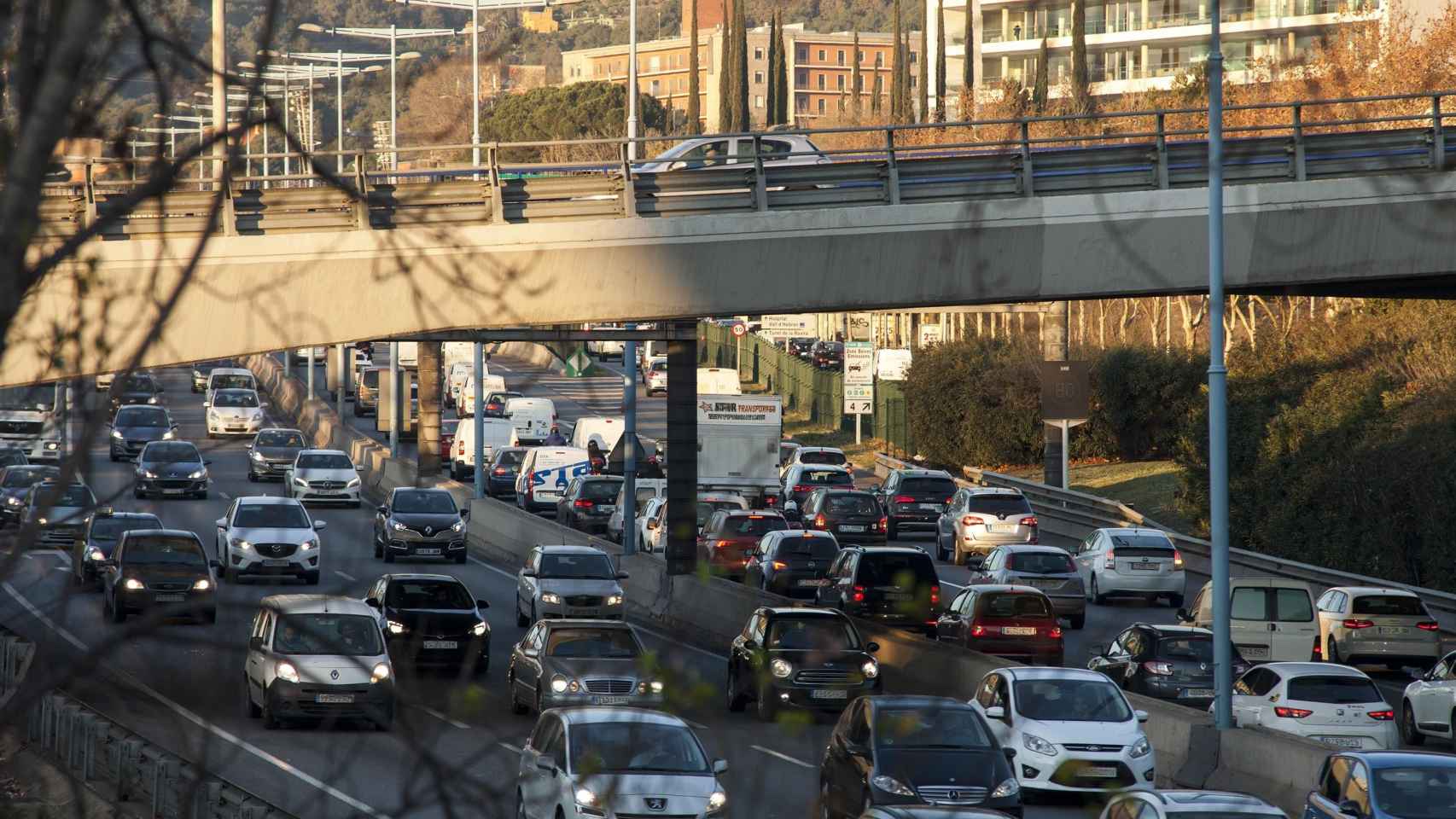 Caravana de coches en la Ronda de Dalt / EUROPA PRESS