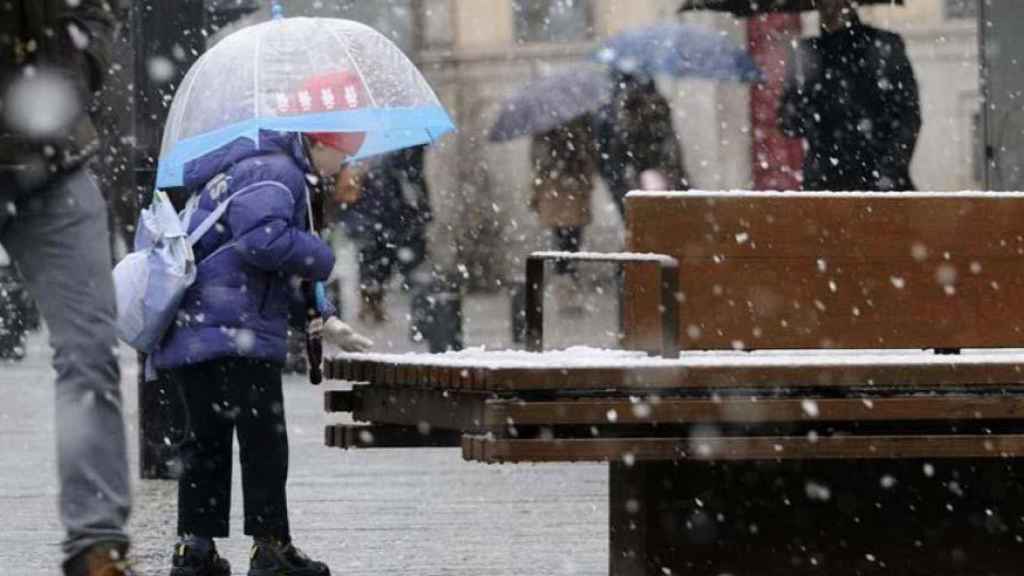 Un niño disfruta de las bajas temperaturas / EFE