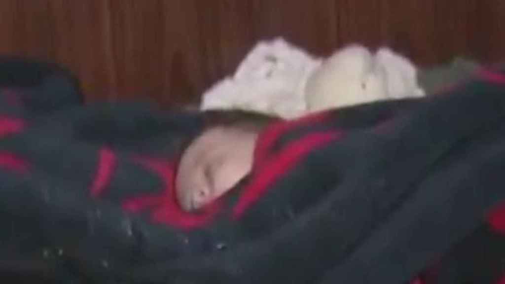 Imagen de un bebe durmiendo que emocionó al Defensor del Pueblo