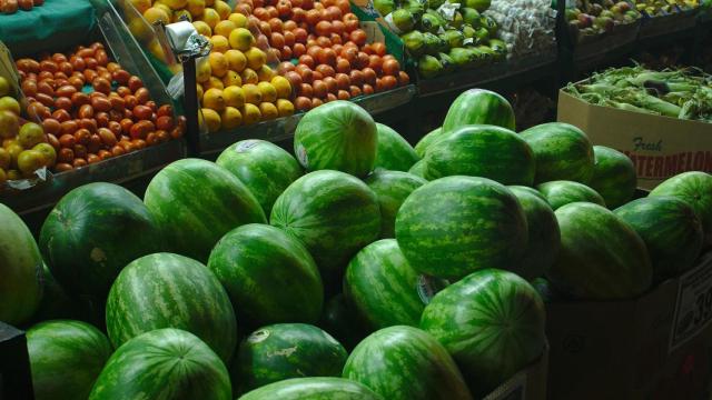 Fruta y productos de temporada expuestos en una frutería / PIXABAY