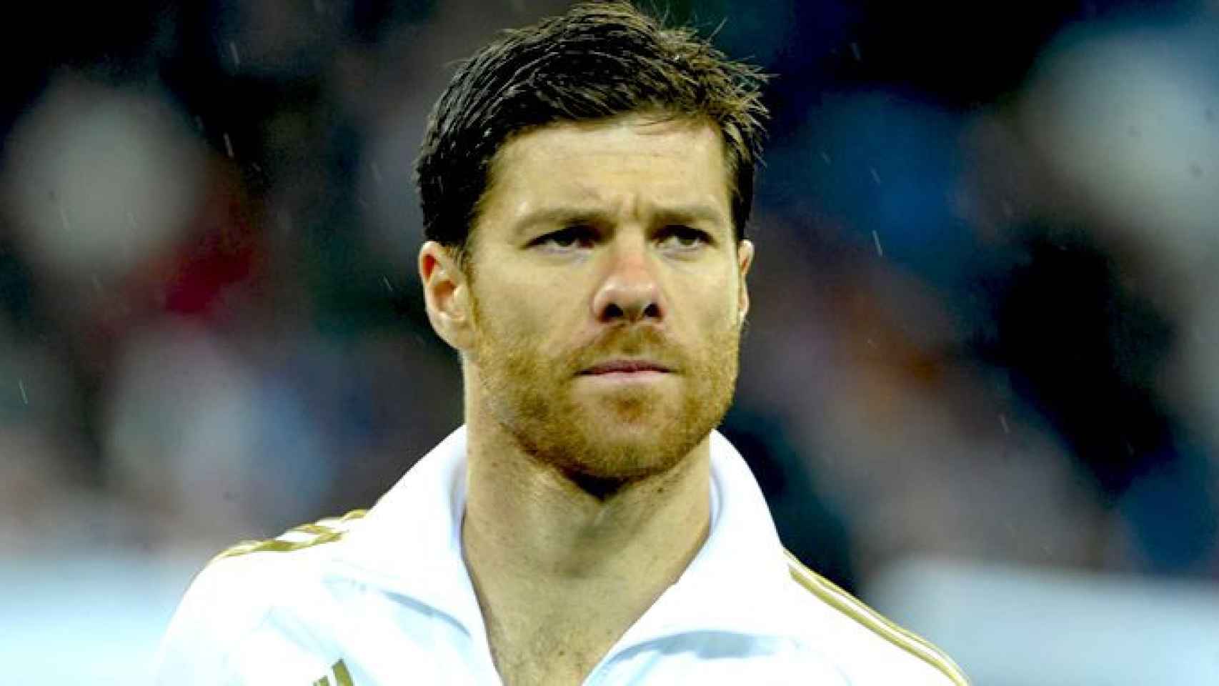 El futbolista Xabi Alonso, retirado desde mayo, en una imagen de archivo con la camiseta del Real Madrid / EFE