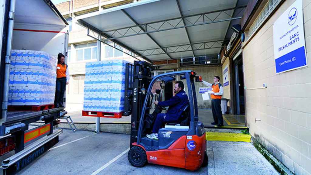 Mercadona realiza la donación de 90.000 litros de leche entera Hacendado a los bancos de alimentos de Cataluña / MERCADONA