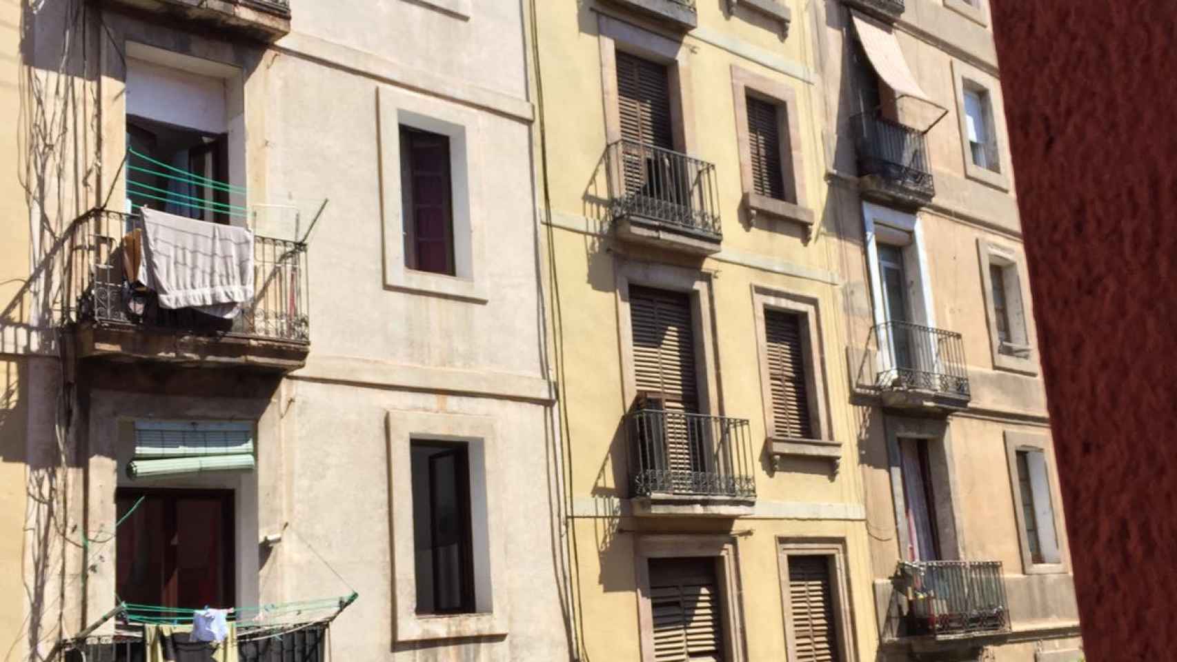 Endavant cuelga una bandera en el edificio okupado en en el Raval / CG