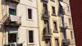 Endavant cuelga una bandera en el edificio okupado en en el Raval / CG