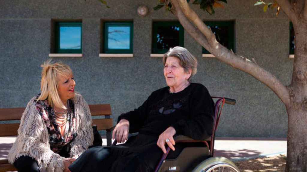 Pilar Abel, junto a su madre, Antonia Martínez, a la que hoy se le han extraído pruebas de ADN / CG