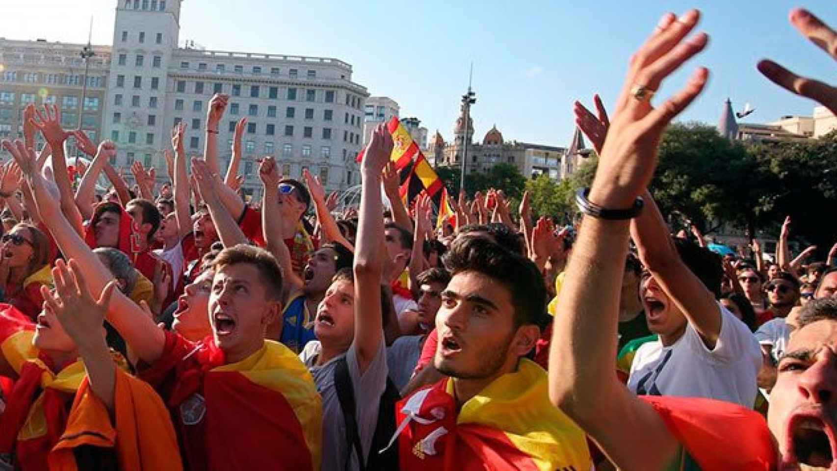 Seguidores de la selección española de fútbol ven el partido contra Italia en Plaza Cataluña.