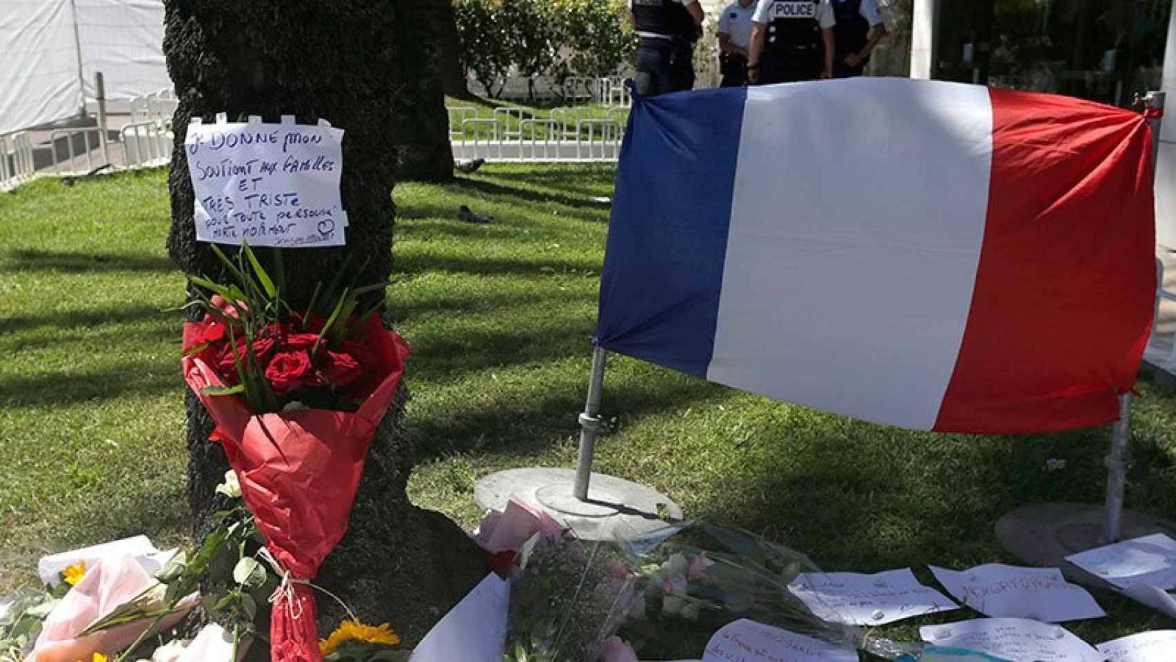 Los ciudadanos han ido depositando a lo largo del día de hoy flores, recordatorios y banderas en las cercanías del lugar del atentado de Niza.