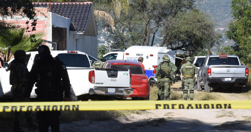 Miembros del Ejercito mexicano y peritos forenses trabajan en la zona donde ha tenido lugar un asesinato de una familia en la ciudad de León, México – FERNANDO VELAZQUEZ - EFE