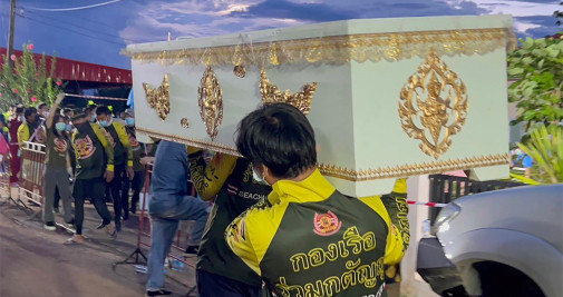 Una fotografía proporcionada por la Fundación Ruamkatanyu muestra a los trabajadores de rescate de la Fundación Ruamkatanyu llevando un ataúd para las víctimas del tiroteo masivo en una guardería en la provincia de Nong Bua Lamphu, al noreste de Tailandia - EFE/EPA/FUNDACIÓN RUAMKATANYU