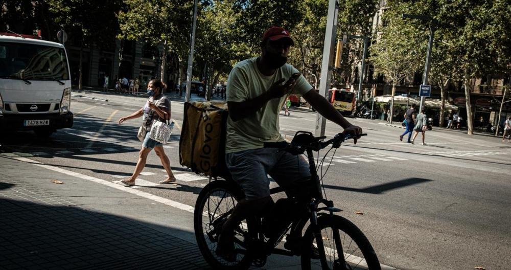 Un rider cruza la plaza del molino en la Avenida de Paral.lel / PABLO MIRANZO