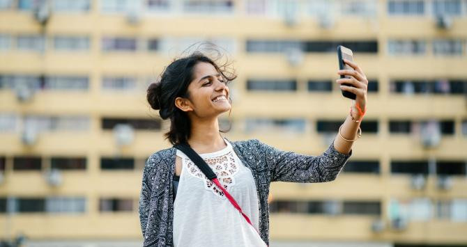 Imagen de una chica haciéndose un selfie / PEXELS