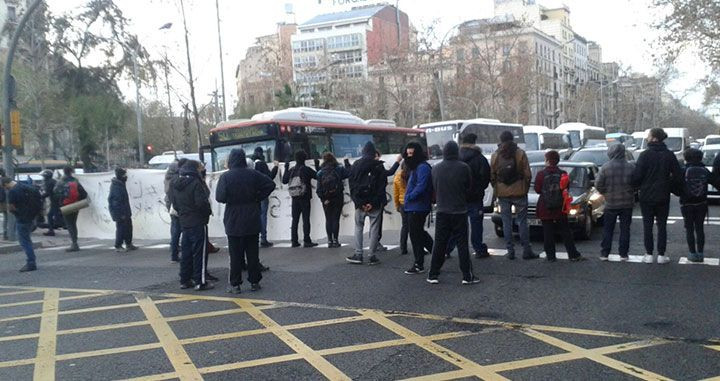 Varias personas cortan la Gran Via a la altura de plaza Universitat en protesta por el desalojo del edificio okupado de la REA en el Raval / TWITTER