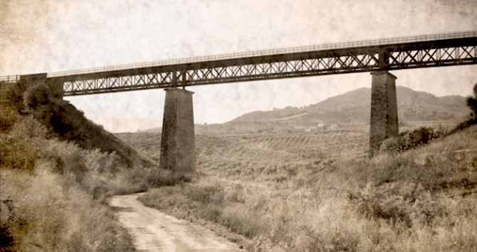 Perspectiva de un viaducto de la via ferrea del Tren del Aceite