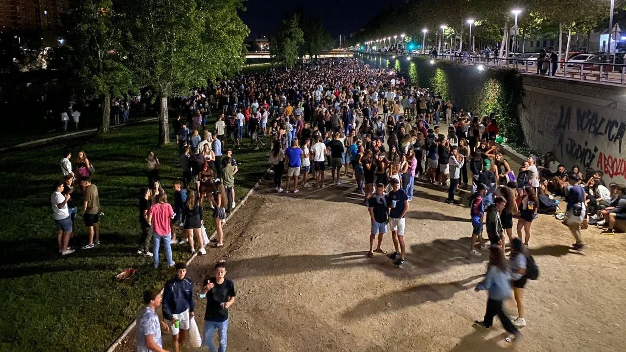 Los jóvenes reunidos esta noche en los alrededores del río Segre en Lleida tras el cierre de la discoteca Biloba / AJUNTAMENT DE LLEIDA