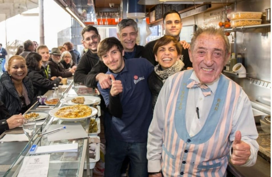 Joan Bayén 'Pinotxo0 junto a sus familiares en el establecimiento de La Boquería / CEDIDA