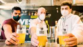 Tres trabajadores de Moritz, con una nueva variedad de cerveza / Cedida