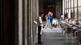 Imagen de un camarero en la Plaza Real de Barcelona / EP