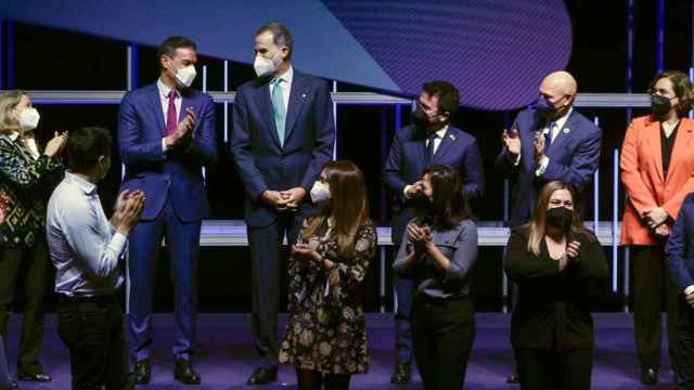 El rey Felipe VI junto con el presidente del Gobierno, Pedro Sánchez (3i), el presidente de la Generalitat, Pere Aragonès (3d), la vicepresidenta del Gobierno, Nadia Calviño (2i), la ministra de Indústria, Reyes Maroto (i), la alcaldesa de Barcelona, Ada