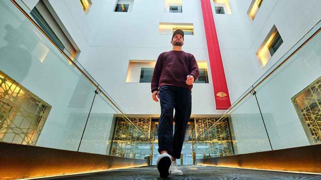 Un cliente atraviesa el célebre patio interior del hotel Mandarin Oriental de Barcelona / Cedida