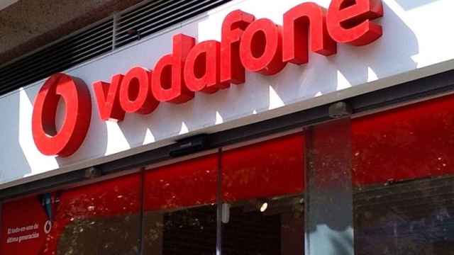 Logo de Vodafone en un edificio de la operadora telefónica / EP