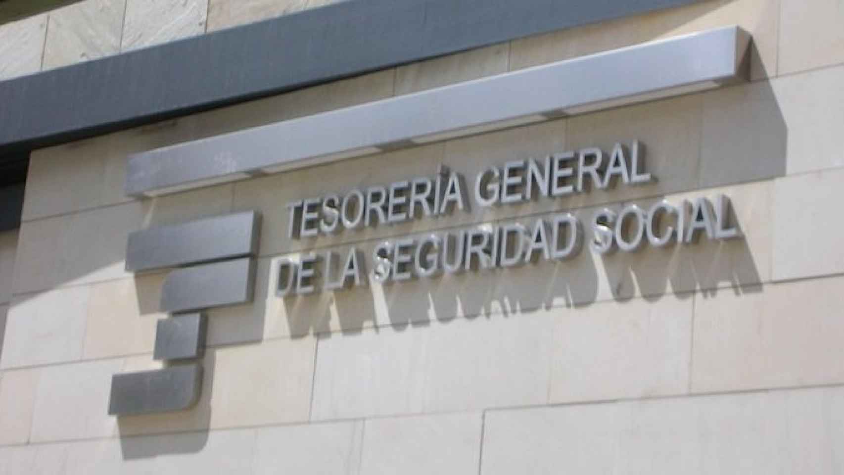 Imagen en la entrada a una oficina de la Tesorería General de la Seguridad Social / EFE