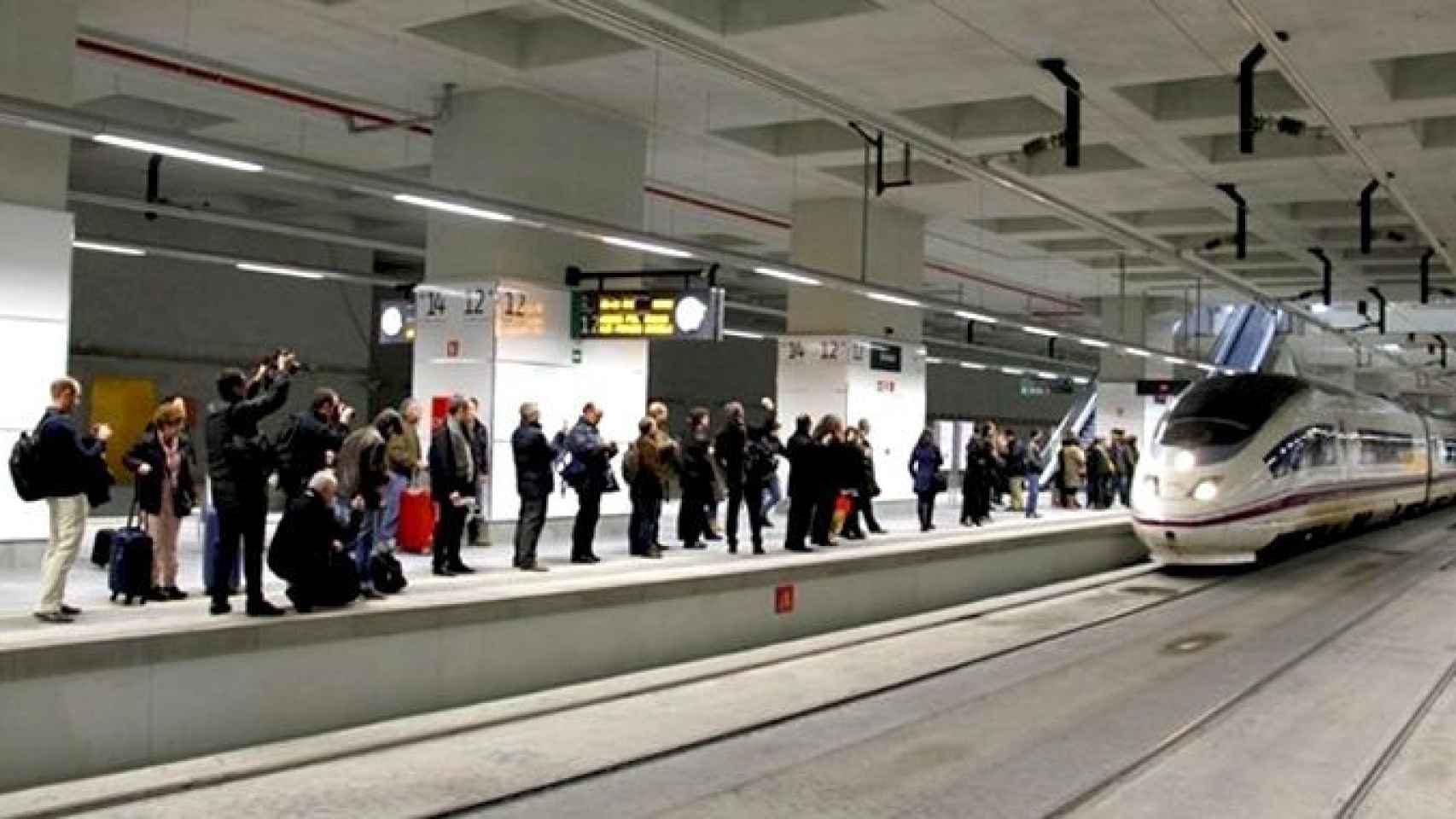 La estación de Barcelona Sants, una de las principales nodos de transporte público de la capital catalana que deberá cambiar con la entrada en marcha de la T-Mobilitat / EP