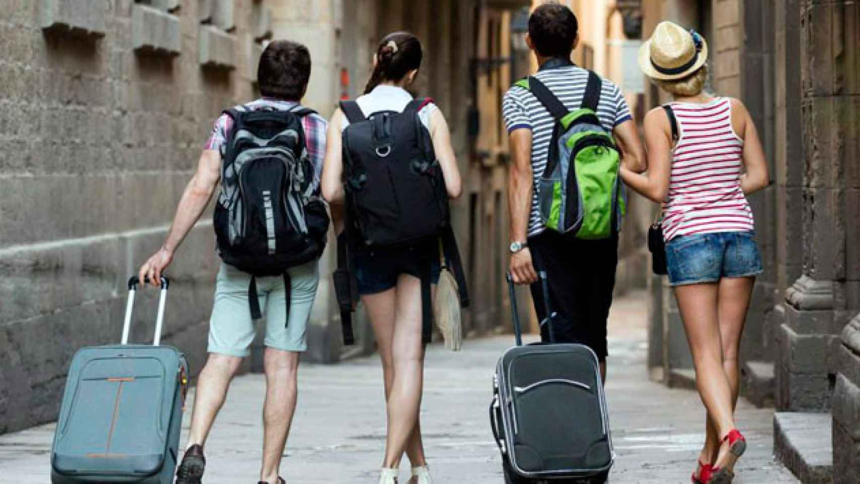 Turistas con sus maletas en el distrito de Ciutat Vella de Barcelona / CG