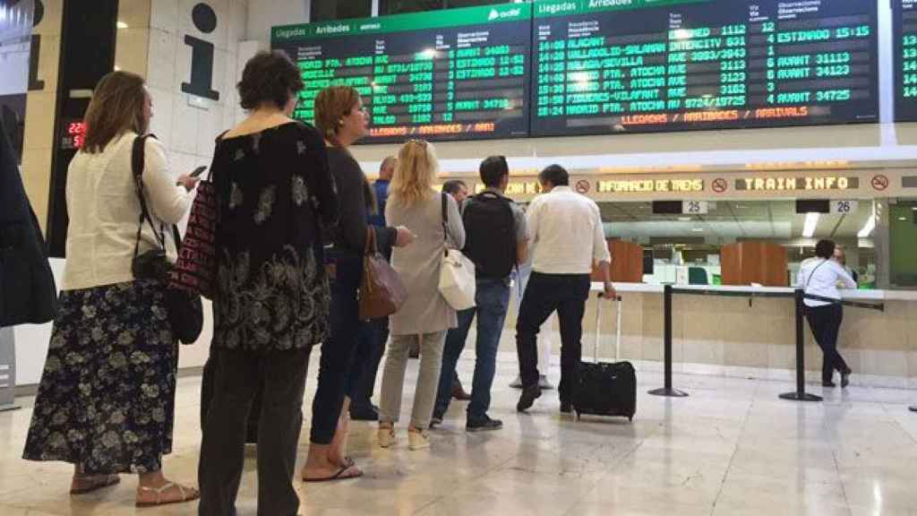 Imagen de una de las tradicionales colas en las taquillas de Renfe de Sants-Estació / CG