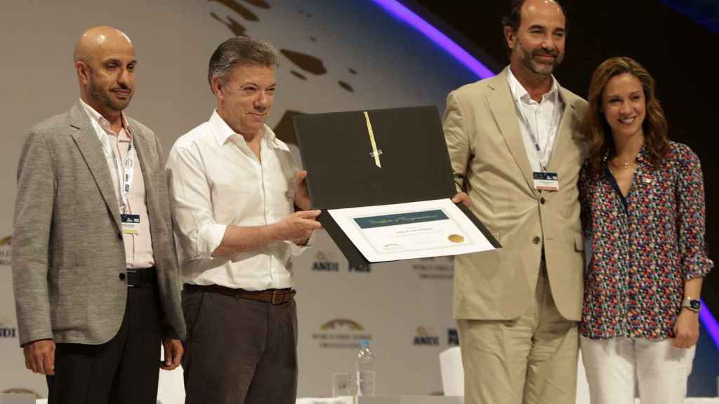 El presidente de la Organización Mundial de Zonas Francas, Mohammed Alzarooni; el presidente de Colombia, Juan Manuel Santos; el presidente de la Zona Franca de Bogotá, Juan Pablo Rivera; y la ministra de Comercio, Industria y Turismo del país, María Clau