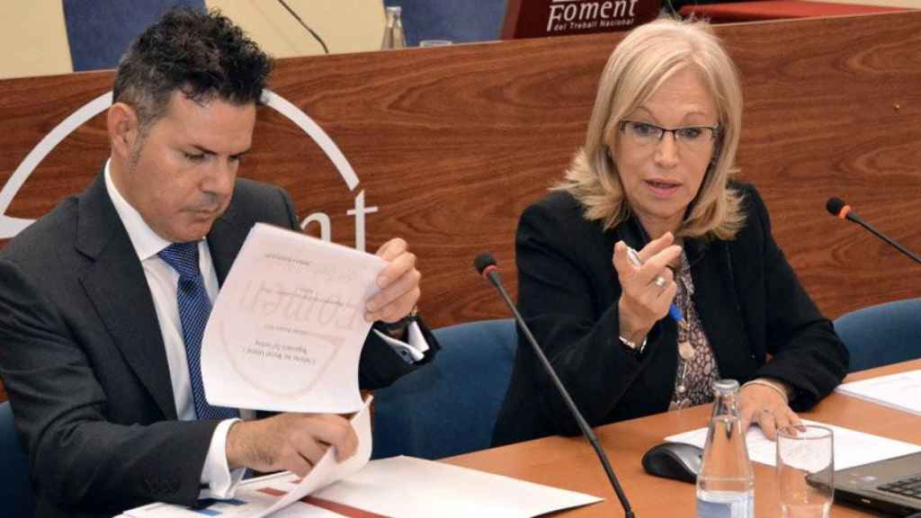 El director de relaciones laborales de Foment del Treball, Javier Ibars, y la presidenta de la comisión Laboral de la patronal, María Ángeles Tejada, en una imagen de archivo / CG