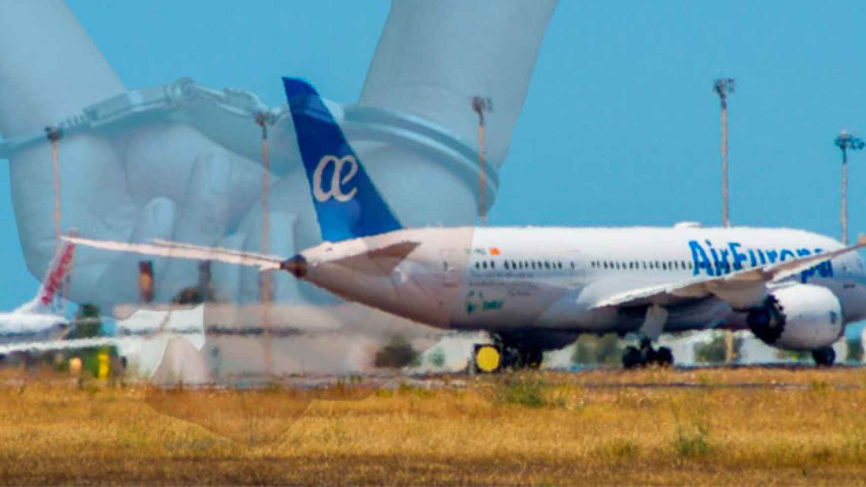 Un avión de Air Europa, la aerolínea de Globalia, con la imagen de un detenido esposado / FOTOMONTAJE CG