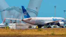 Un avión de Air Europa, la aerolínea de Globalia, con la imagen de un detenido esposado / FOTOMONTAJE CG