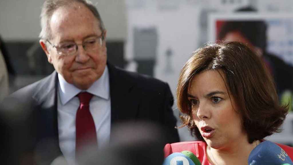 La vicepresidenta en funciones, Soraya Sáenz de Santamaría, y el presidente de la Cámara de Comercio de España, José Luis Bonet, a su llegada a la jornada Mujer y Emprendimiento.