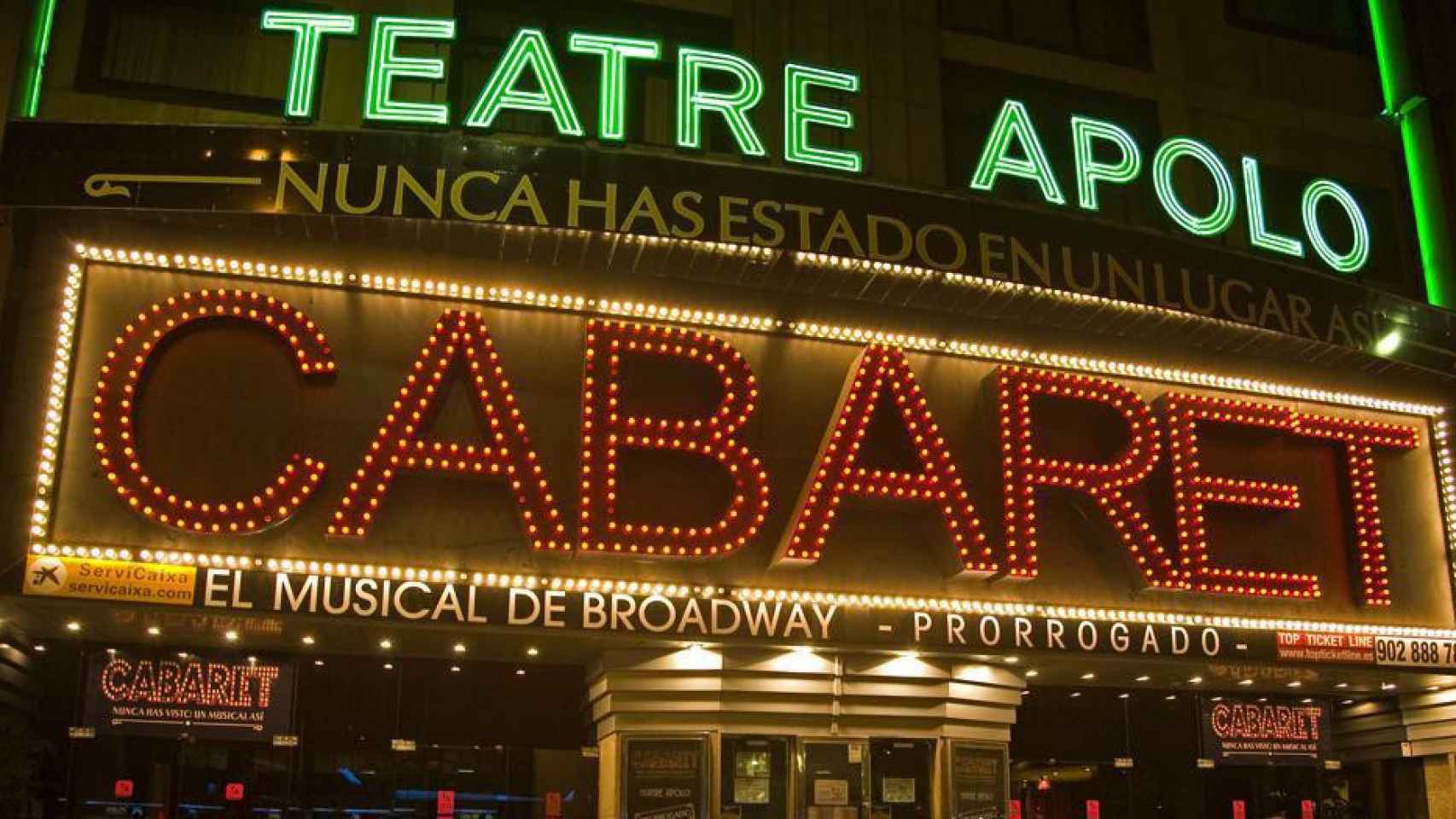 Fachada del teatro Apolo por la noche / EFE