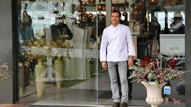 Sergi Cócera, el chef del Casanova Beach Club, situado en Castelldefels / NUNO VASCONCELOS