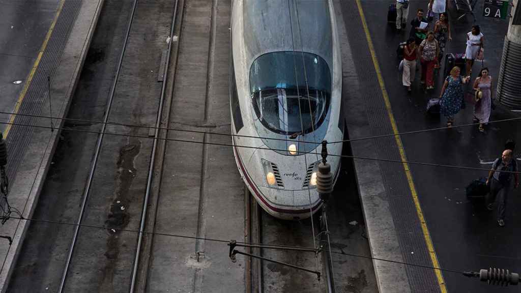 Un tren AVE de Renfe espera a salir de la estación de Atocha, en Madrid, en una imagen de archivo / JESÚIS HELLÍN - EUROPA PRESS