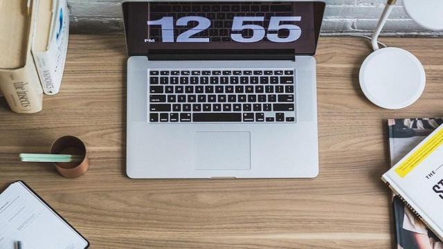 Libros de emprendimiento sobre startups y un ordenador / StockSnap EN PIXABAY