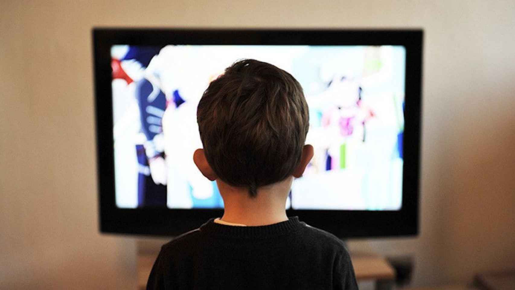 Una foto ilustrativa de un menor viendo la tele expertos