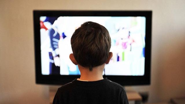 Una foto ilustrativa de un menor viendo la tele expertos