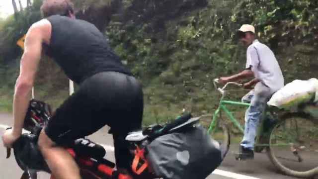 El campesino de 63 años que ridiculiza a dos triatletas profesionales con su bici