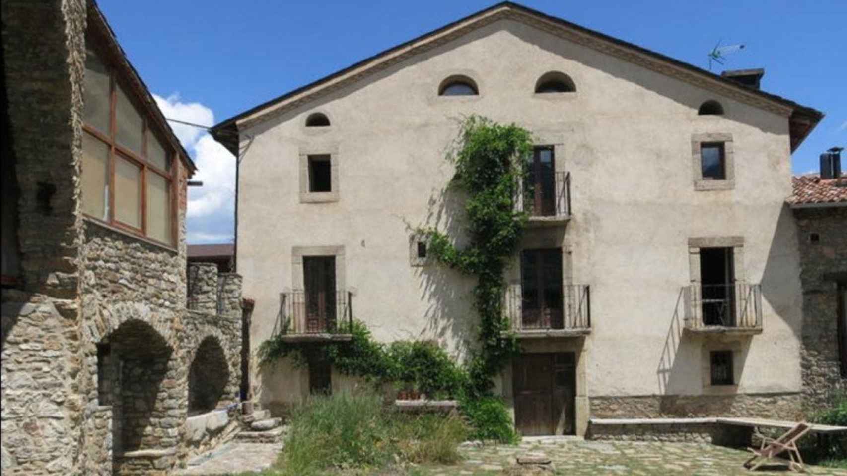 Exterior de Cal Casot, una de las casas de ecoturismo rural más populares de España / site oficial CAL CASOT