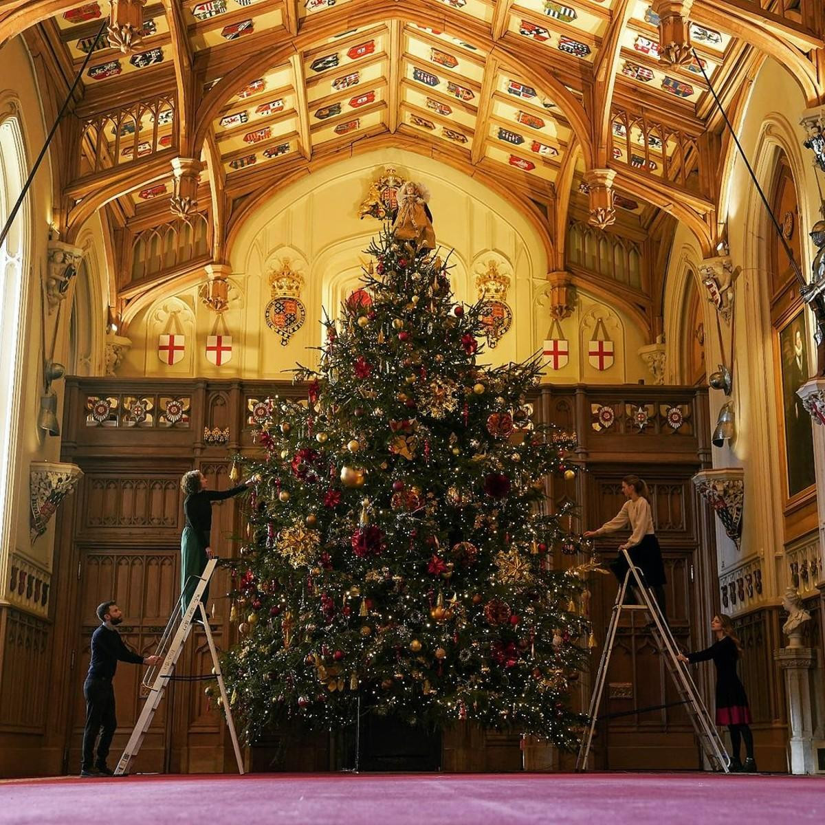 El personal de palacio decora el árbol que preside el salón de San Jorge en el castillo de Windsor /INSTAGRAM